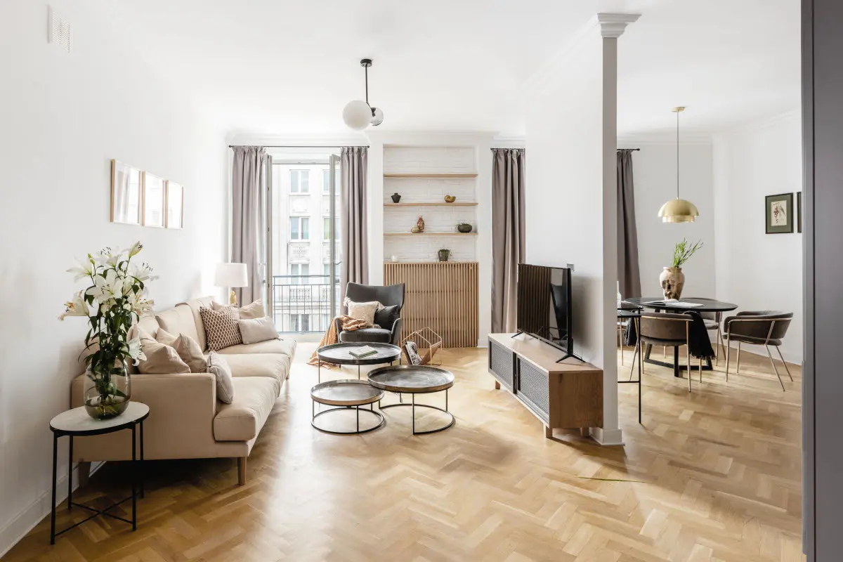 Ścianka działowa oddzielająca salon od jadalni w aranżacji Dziurdzia Projekt.