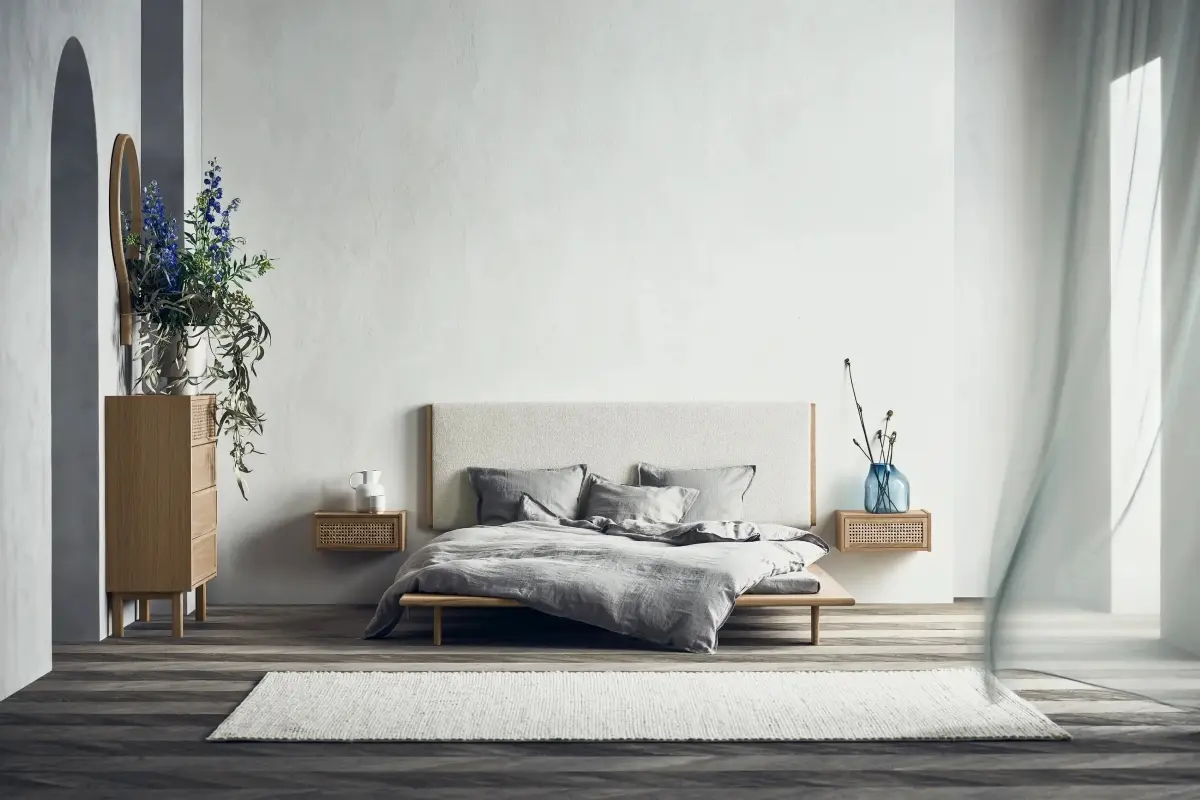 Do niskiej postawy łóżka, dedykowany jest tapicerowany zagłówek.