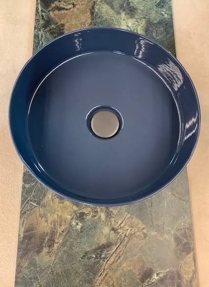 Granatowa umywalka Hushlab