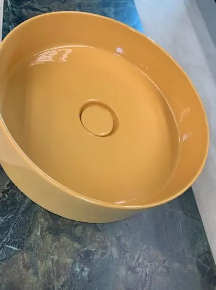 Żółta umywalka Hushlab