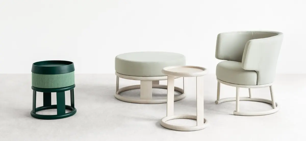 <a href="https://internityhome.pl/?s=likewise&post_type=product" target="_blank" rel="noopener noreferrer">Kolekcja Likewise marki Fameg</a> to otomany i pufy, które szybko zamienią się w wygodny stolik.