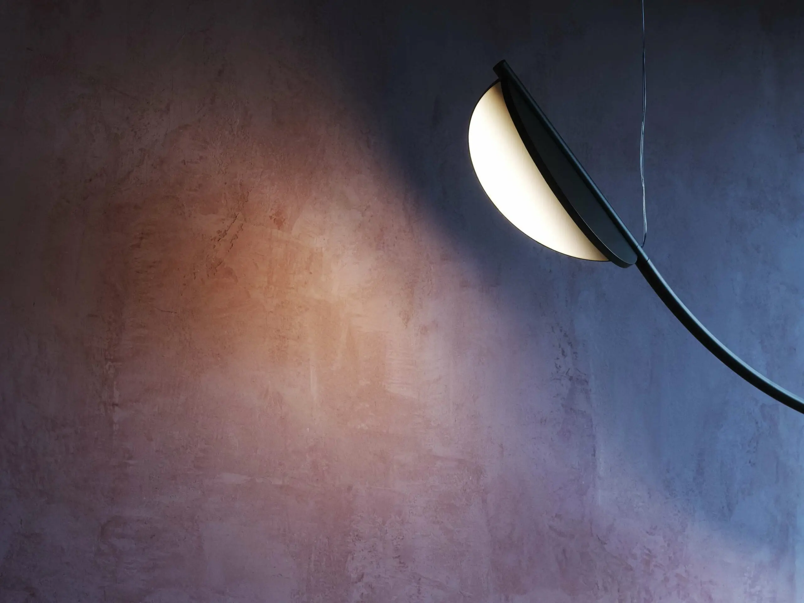 Oprawy oświetleniowe Arch z linii Almendra marki Flos