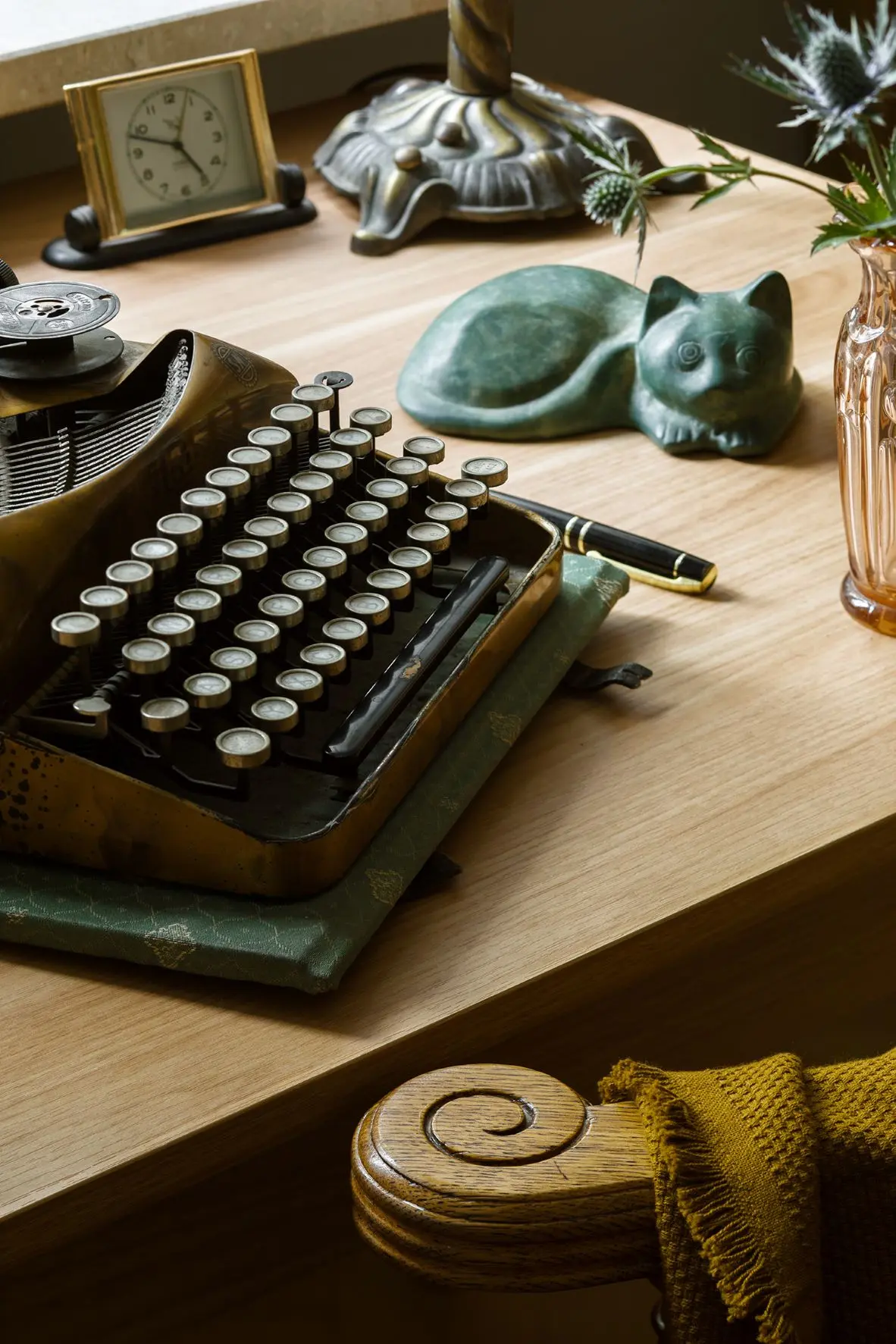 Realizacja iHome Studio - Mieszkanie dla miłośnika designu i historii 