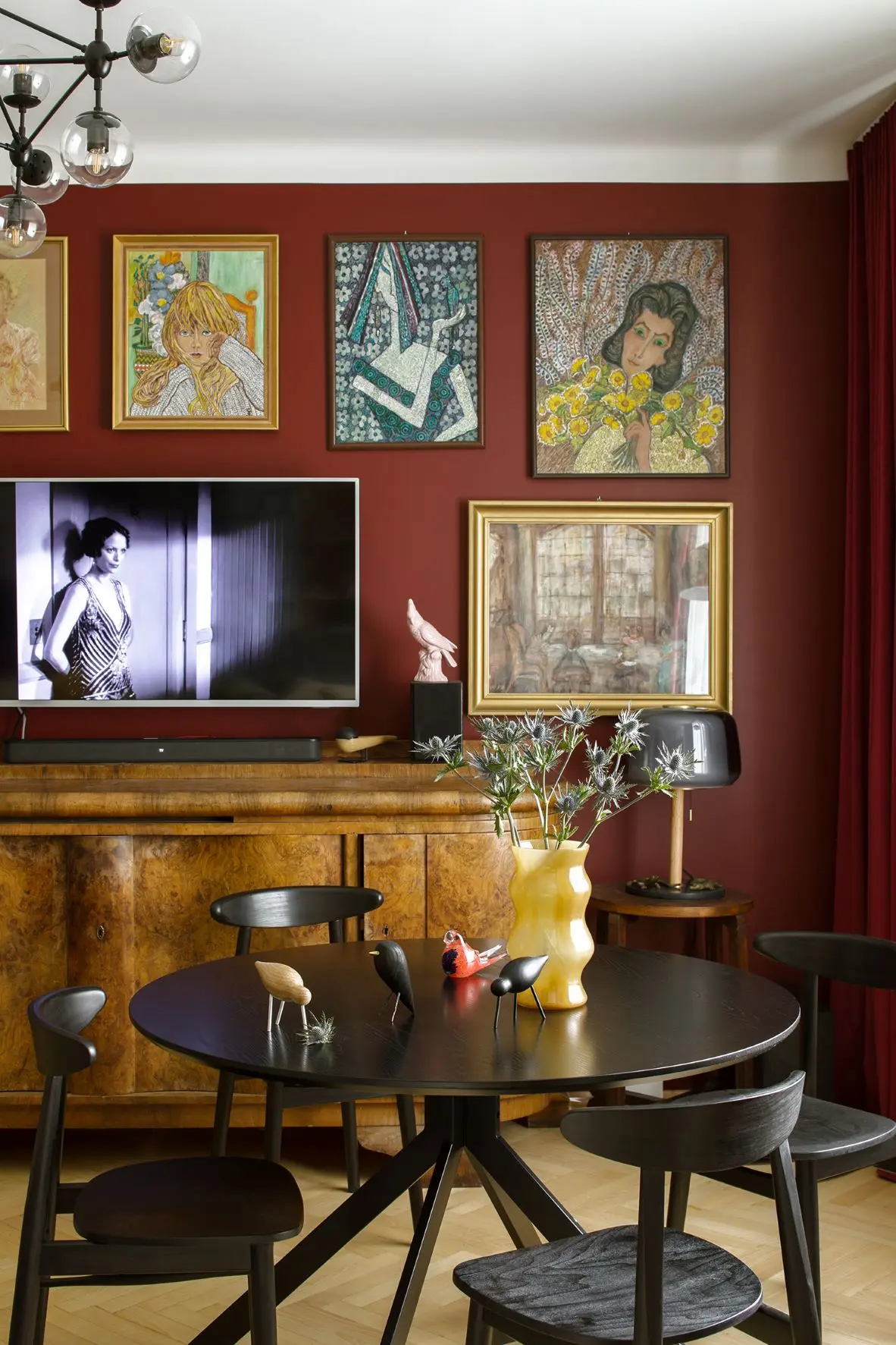 Realizacja iHome Studio - Mieszkanie dla miłośnika designu i historii 