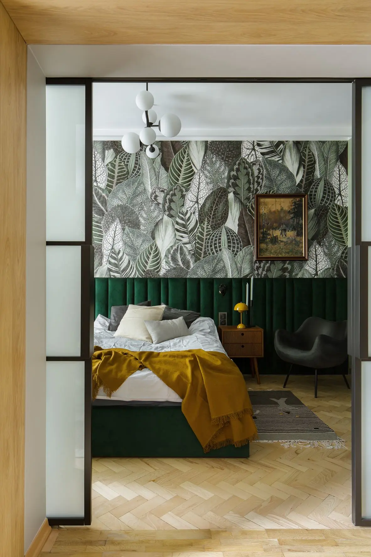 Realizacja iHome Studio - Mieszkanie dla miłośnika designu i historii 