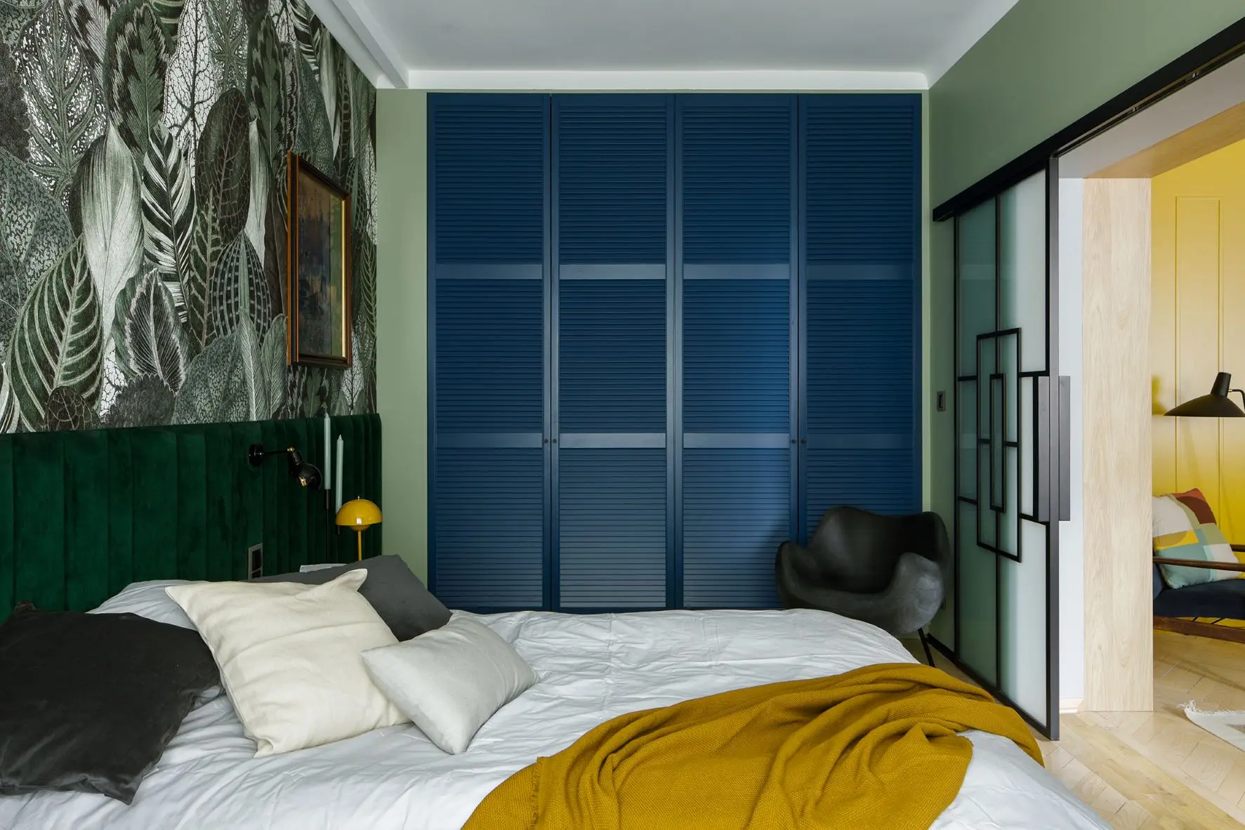 Realizacja iHome Studio - Mieszkanie dla miłośnika designu i historii 