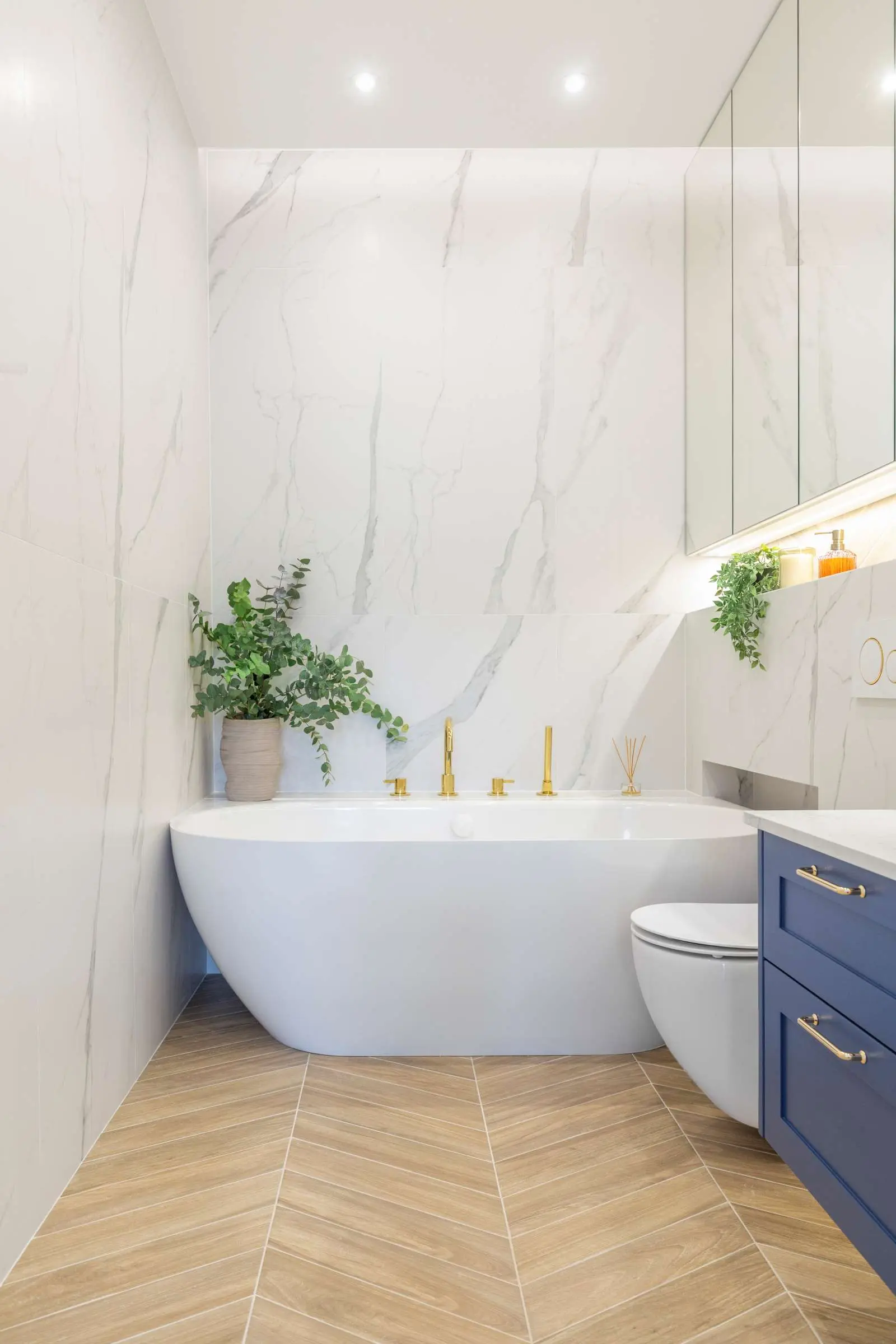 Łazienka marmur, granat i płytki drewnopodobne | Projekt Idea by Mag