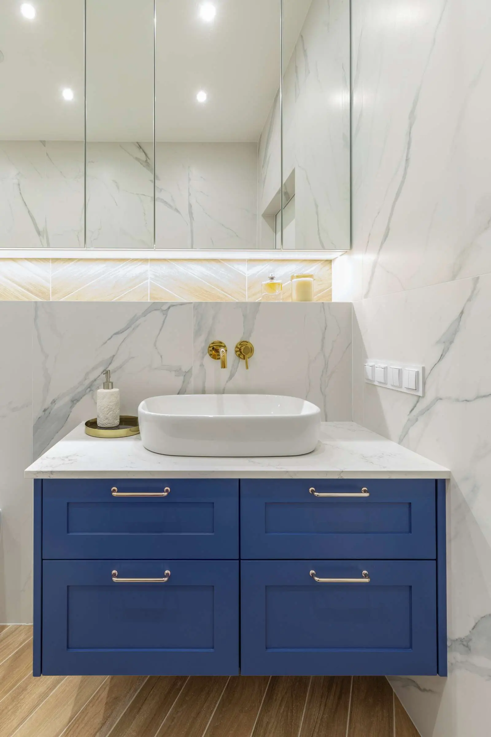 Łazienka marmur, granat i płytki drewnopodobne | Projekt Idea by Mag