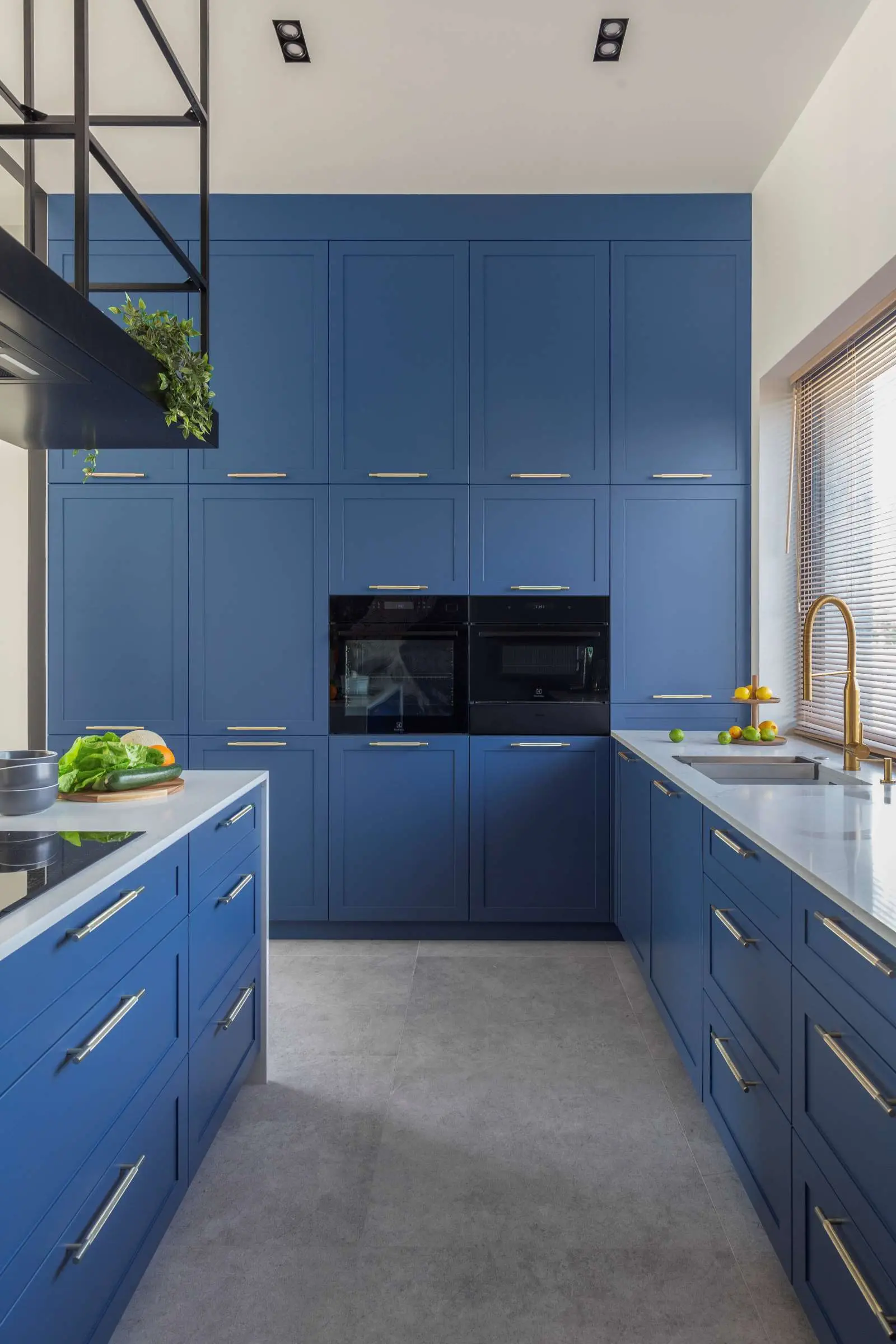 Granatowa kuchnia Idea By Mag.