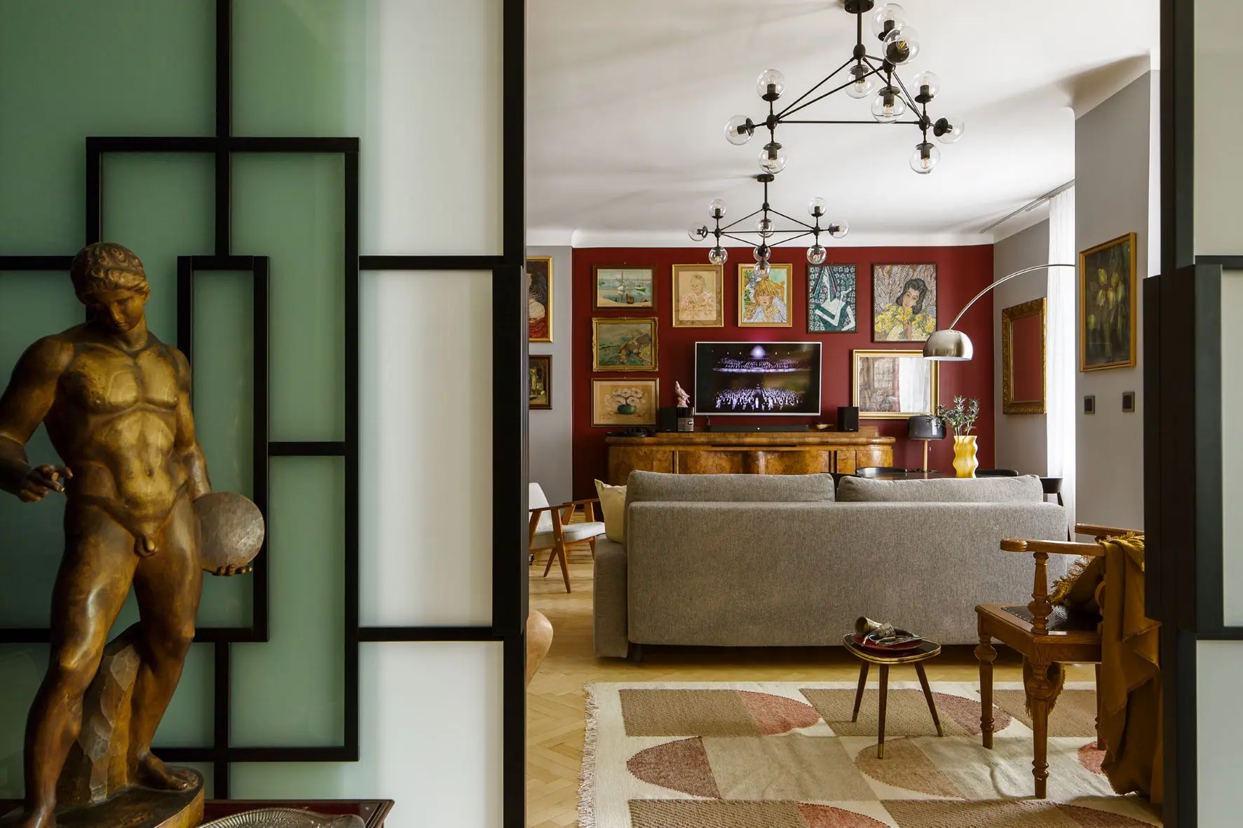 Realizacja iHome Studio - Mieszkanie dla miłośnika designu i historii