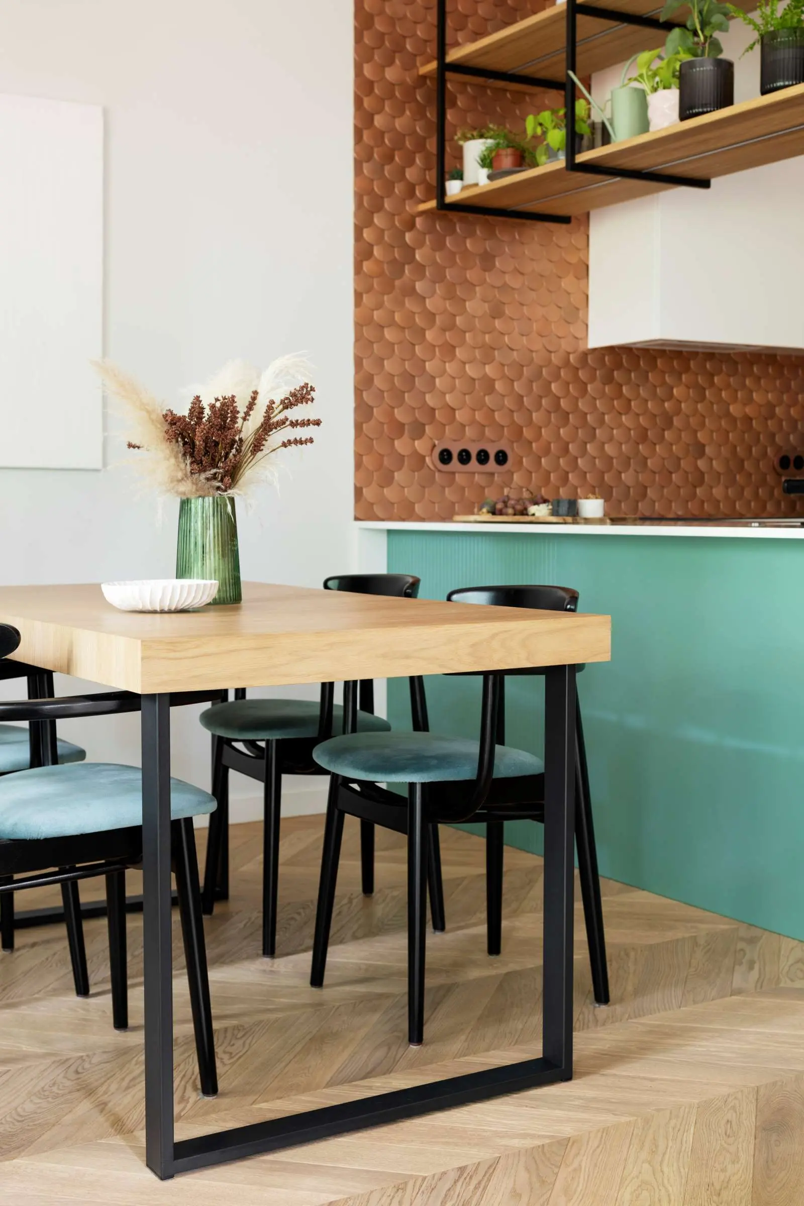 Kuchnia z miedzianymi płytkami | Projekt Butterfly Studio