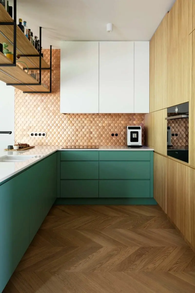 Kuchnia z miedzianymi płytkami | Projekt Butterfly Studio