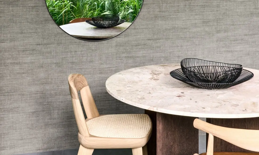 Tapeta Canvas reprezentuje len w autentyczny i ponadczasowy sposób. Dzięki tkanemu wzorowi i wyjątkowo matowemu wykończeniu wyraźnie można dostrzec strukturę prawdziwego lnu.