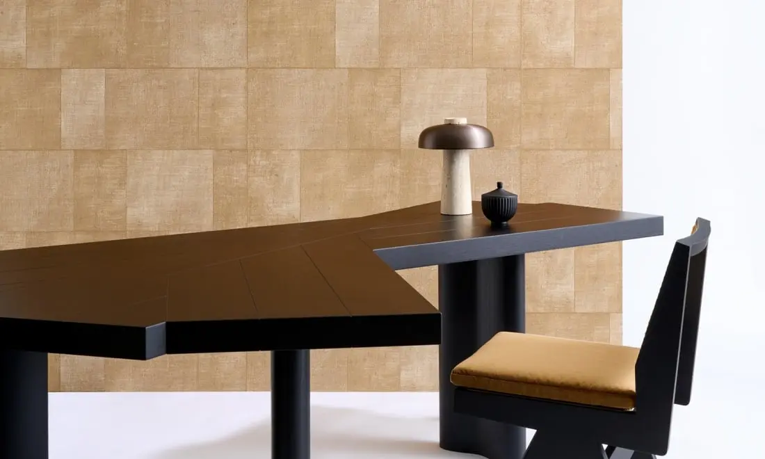 Odkryj mozaikę nieregularnych prostokątów z niedoskonałościami, które dodają wzorowi uroku. Tapety Cuadro są na bazie grubo tkanego lnu.