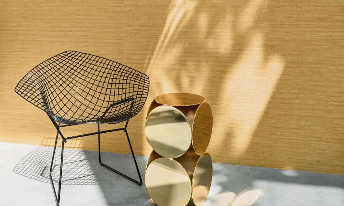 Przeplatające się jaśniejsze i ciemniejsze nitki w tapetach z kolekcji Lignes worzą poziome pasy, które dają iluzję głębi. Od razu można rozpoznać typowe nierówności naturalnej nici lnianej.