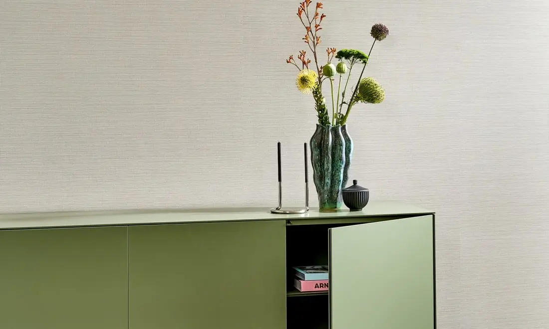 Tapety z kolekcji Marsh z plecionej trawy sprawiają, że poczujesz się jak na sawannie.