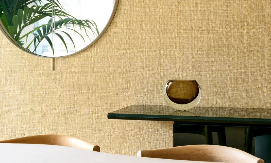 Inspiracją dla tapet Nongo są tradycyjnie tkane kosze z Zimbabwe, zwane nongo. Naturalny wygląd tego jednolitego wzoru w połączeniu z delikatną wikliną nadaje ścianie teksturę.