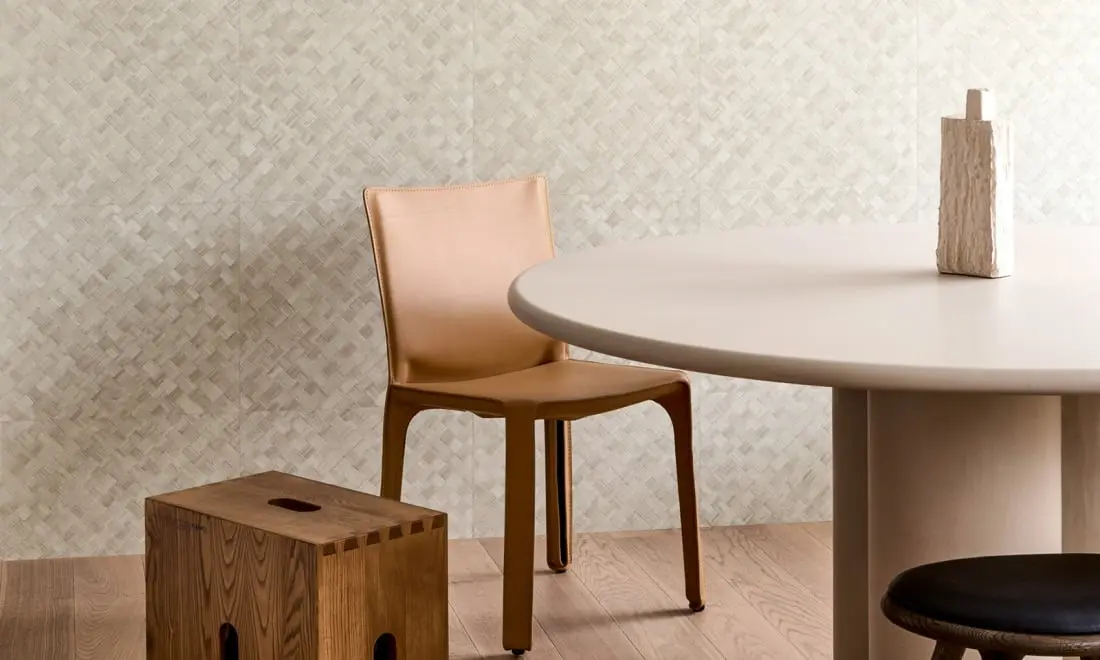 Tapety Pandan są inspirowane roślinnością tropikalną. Obecne tu włókna wikliny są cięte na paski i tkane ukośnie, nadając wyrazisty wygląd wnętrzu.