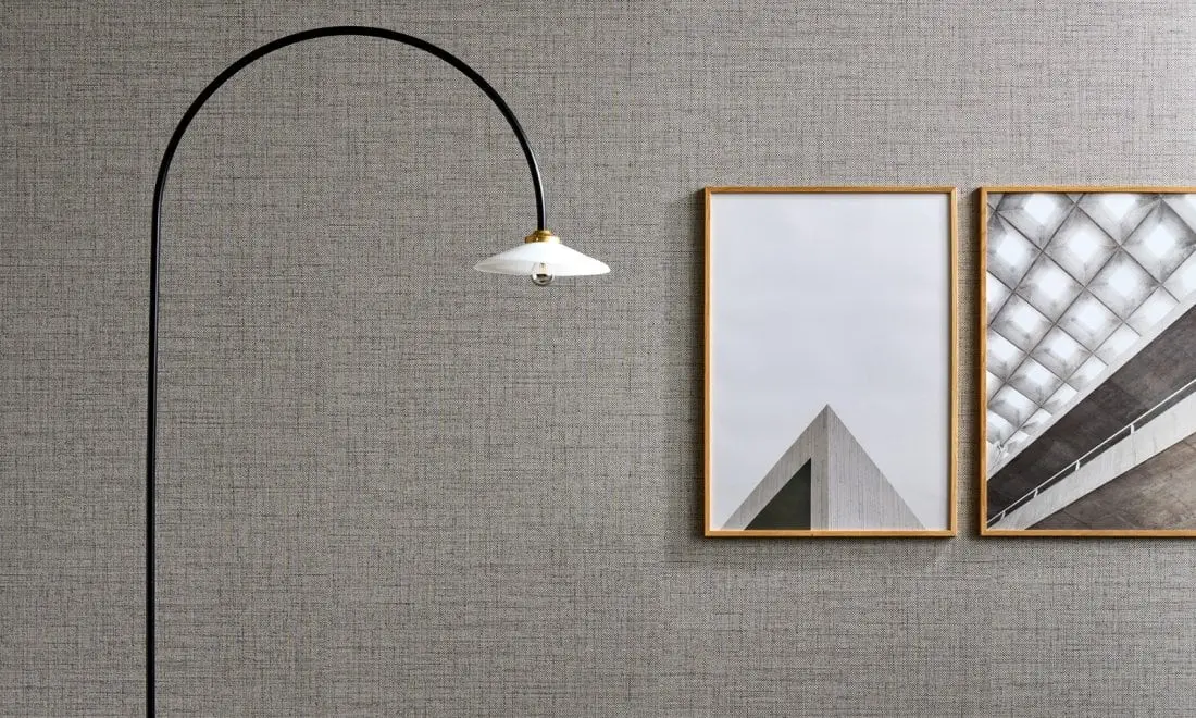 Tapety Puro charakteryzują się lekko błyszczącym wykończeniem. Tkana struktura trawy z jasnymi niuansami kolorystycznymi przywodzi na myśl tropiki.