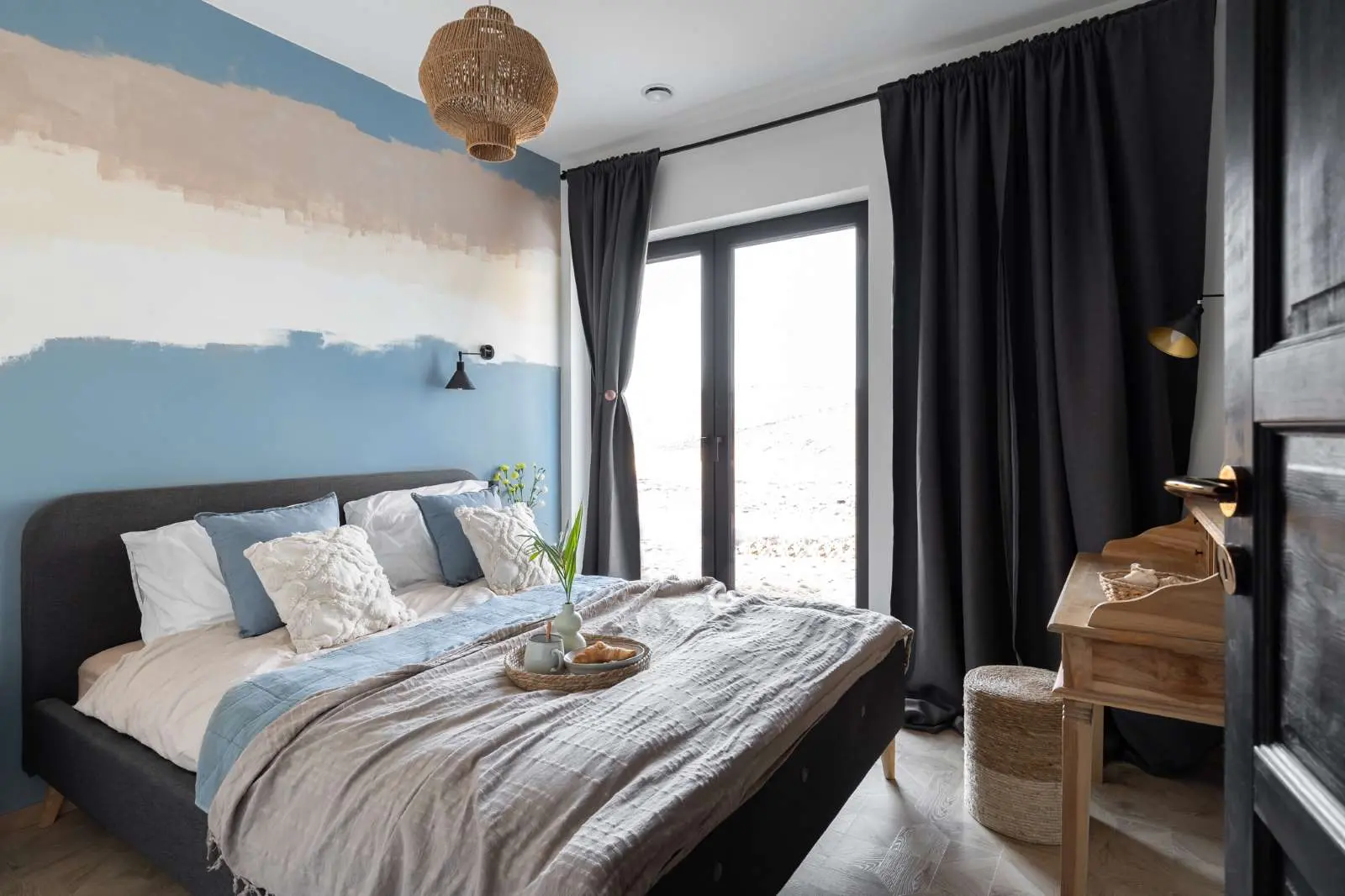 Sypialnia z nietuzinkową ścianą | Studio Niebyle