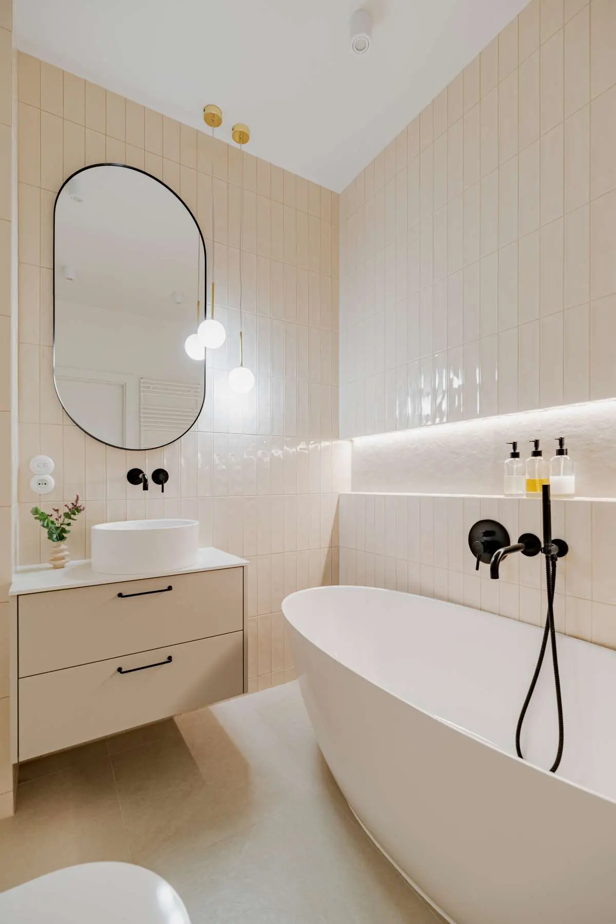 Bielszy odcień bieli - eleganckie i harmonijne 70 metrowe mieszkanie | Deer Design