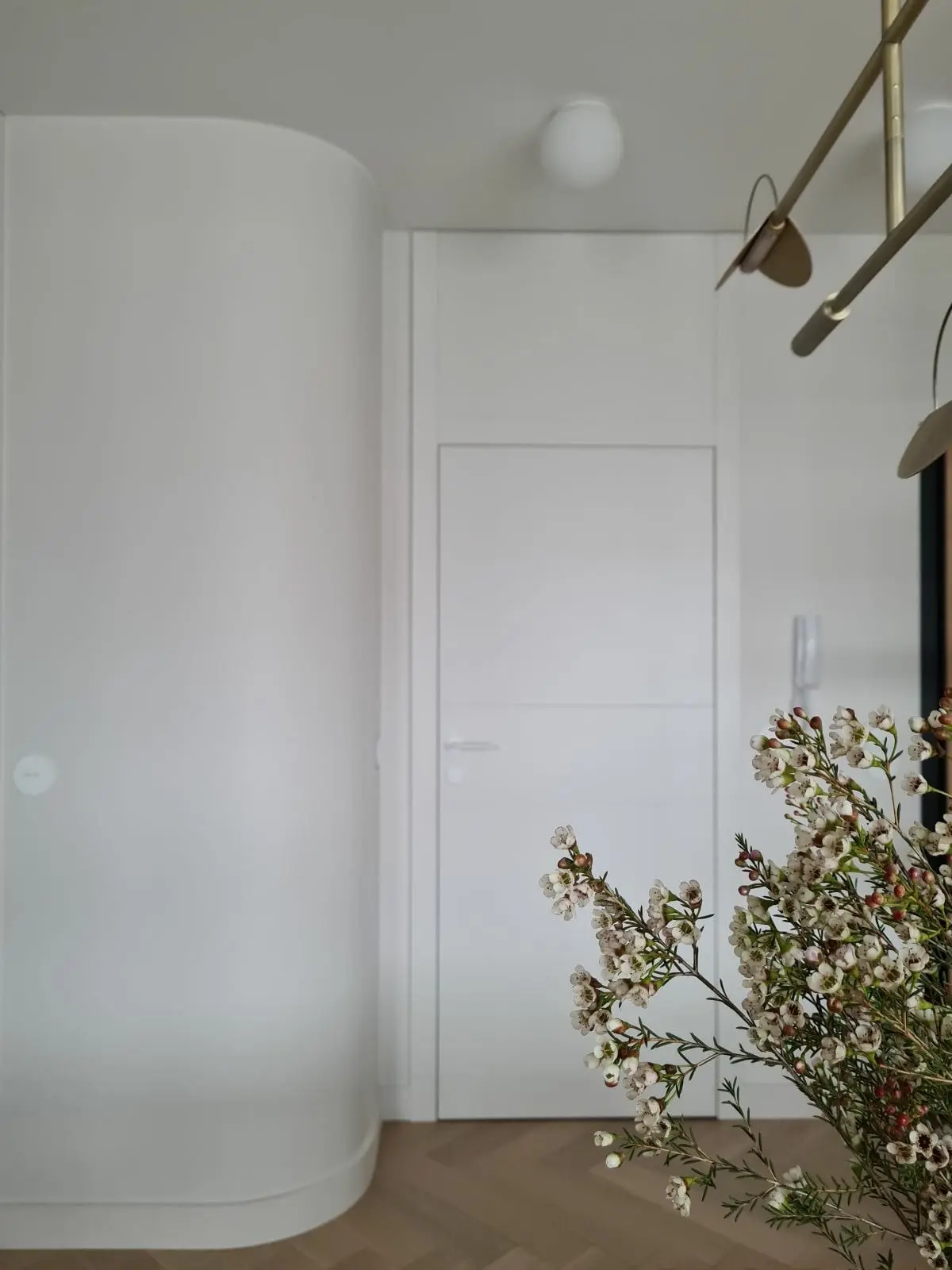 Zaoblona szafa w przedpokoju | Design: Ryzy Studio oraz Anna Sanetra