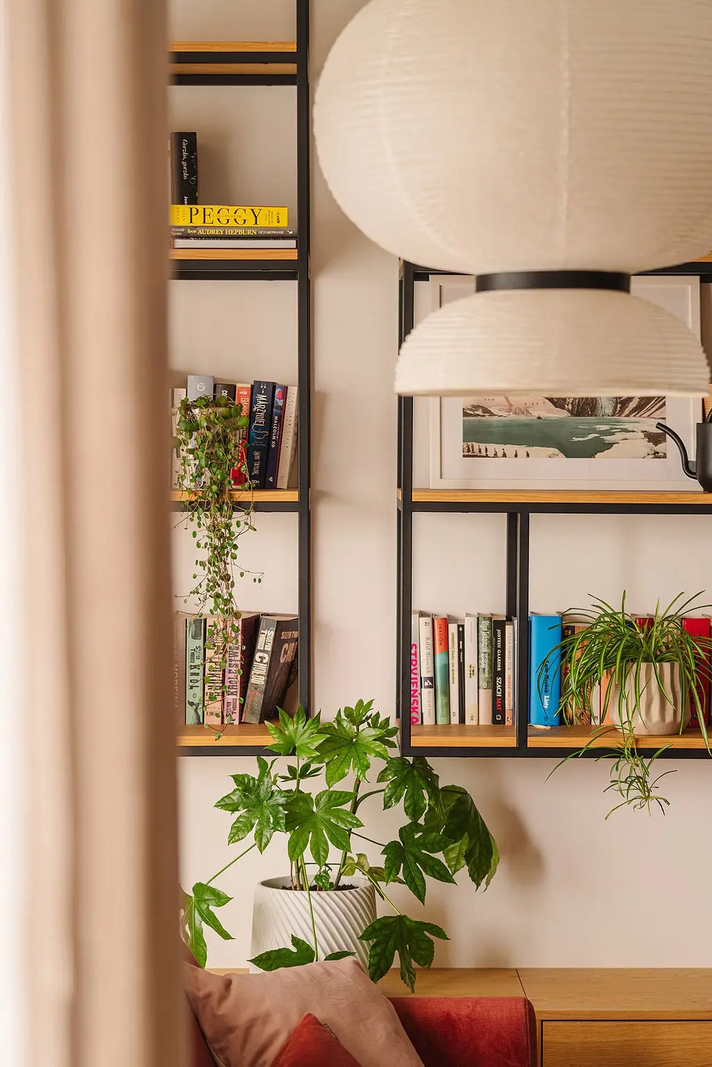 Regał w salonie | To Be Design |