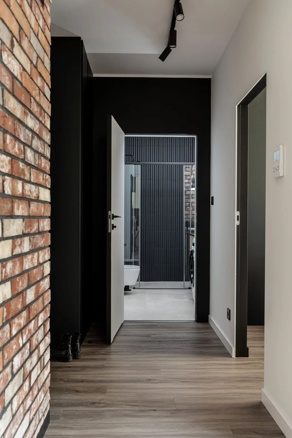 Projekt M | 45: Mieszkanie w Stylu Industrialnym na Warszawskiej Pradze | Desgn: Love To