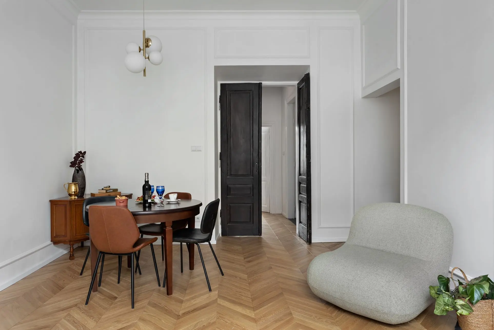 Stylowe mieszkanie w zabytkowej kamienicy | Design: Black Locus | Foto: Dekorialove