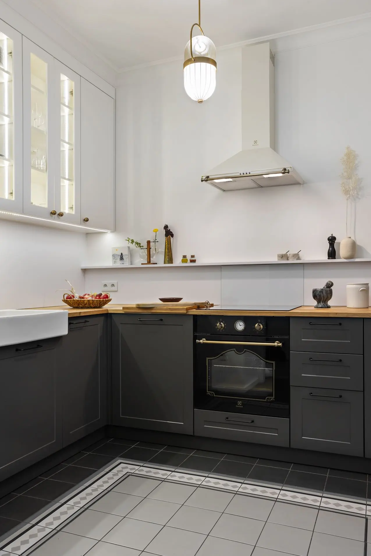 Stylowe mieszkanie w zabytkowej kamienicy | Design: Black Locus | Foto: Dekorialove