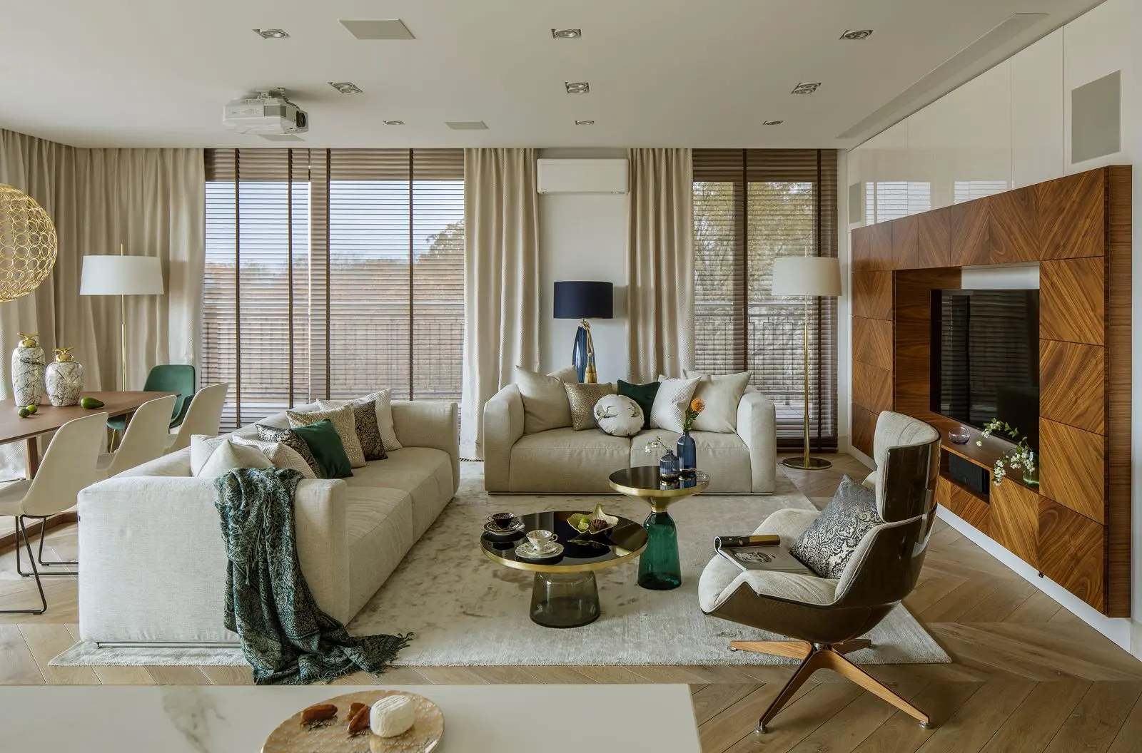 Design: Agnieszka Ludwinowska