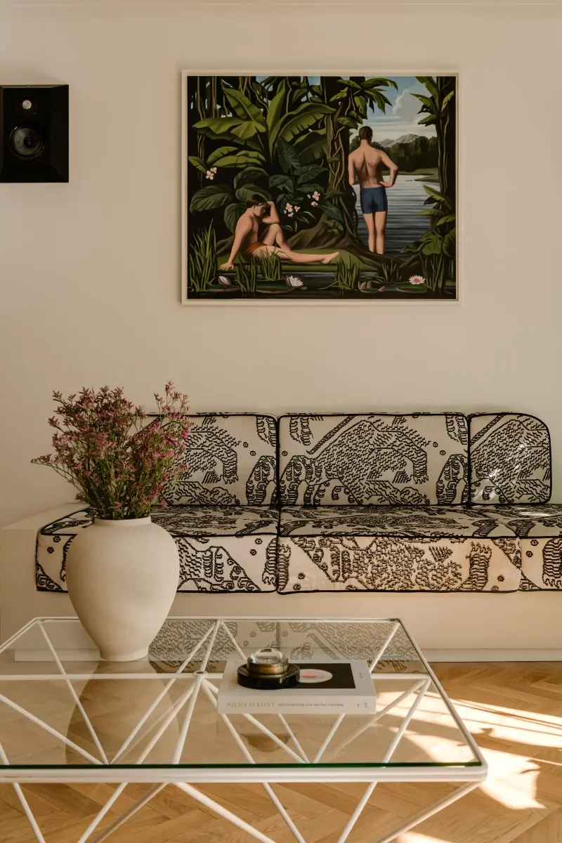 Wnętrze z wzorzystą tkaniną zaprojektowane przez Furora Studio | Zdjęcia: ONI Stories