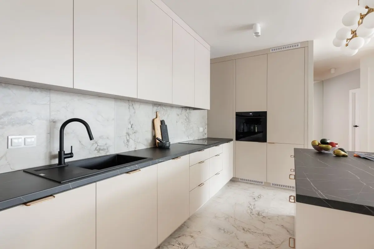 Zamieszkać na wyspie. Apartament w stylu modern classic