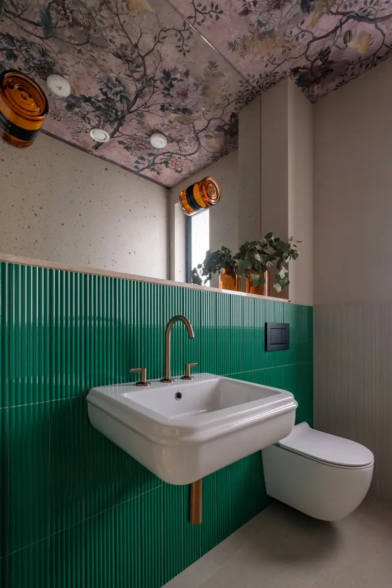 projekt łazienki z tapetą