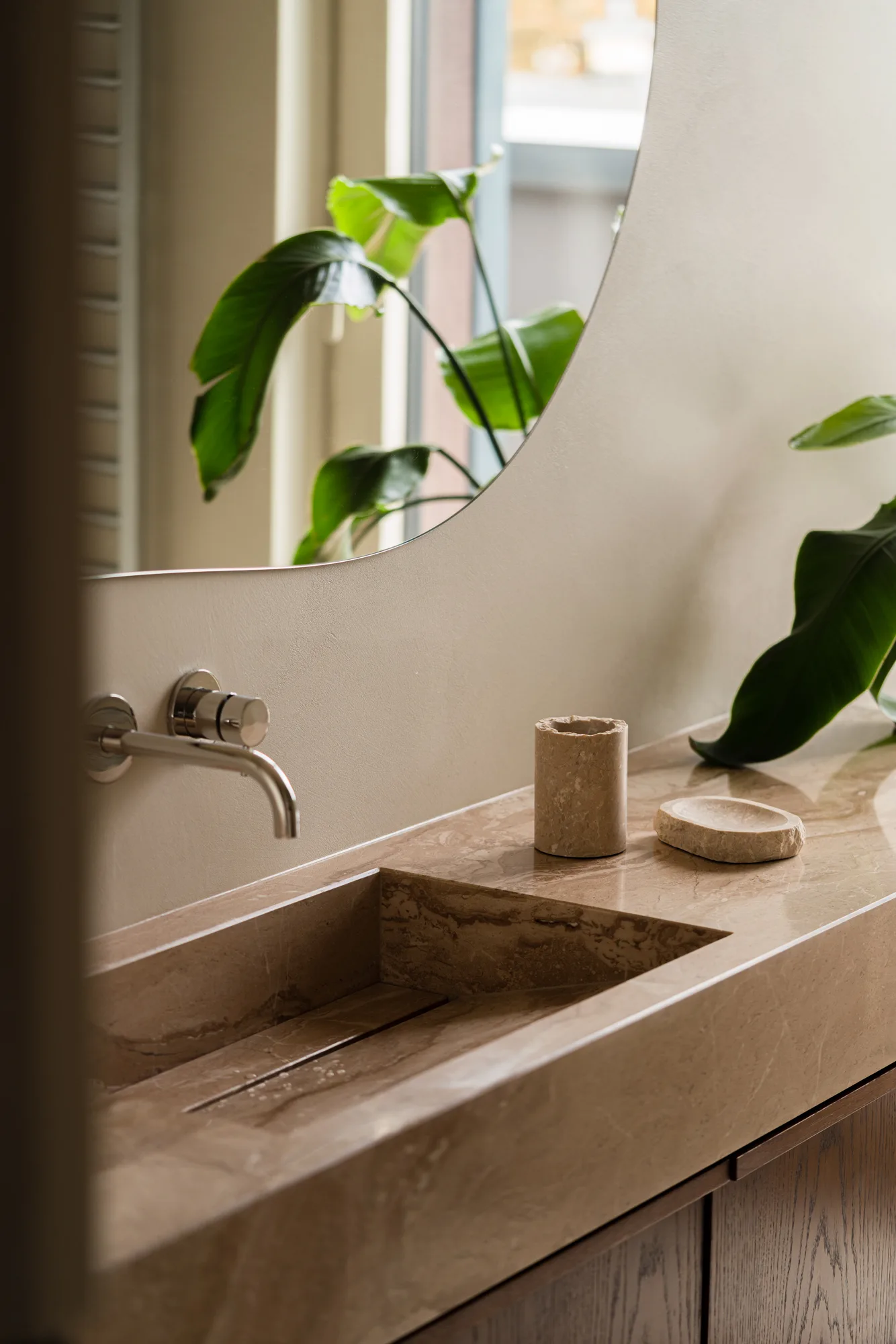 łazienka z kamienną umywalką