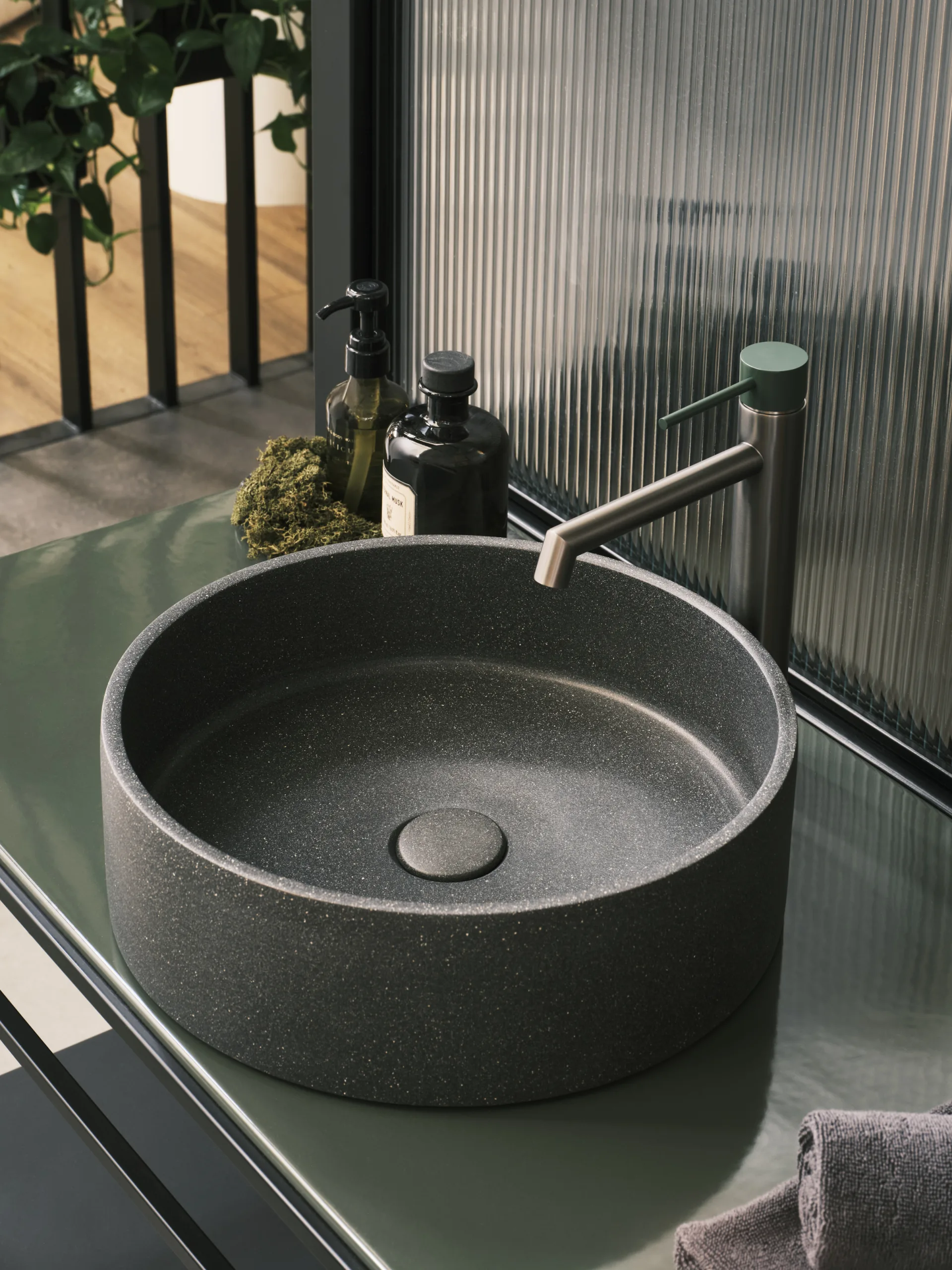 Internity Home Konkrit Umywalka nablatowa Black Sand (IHCO001G8).jpg