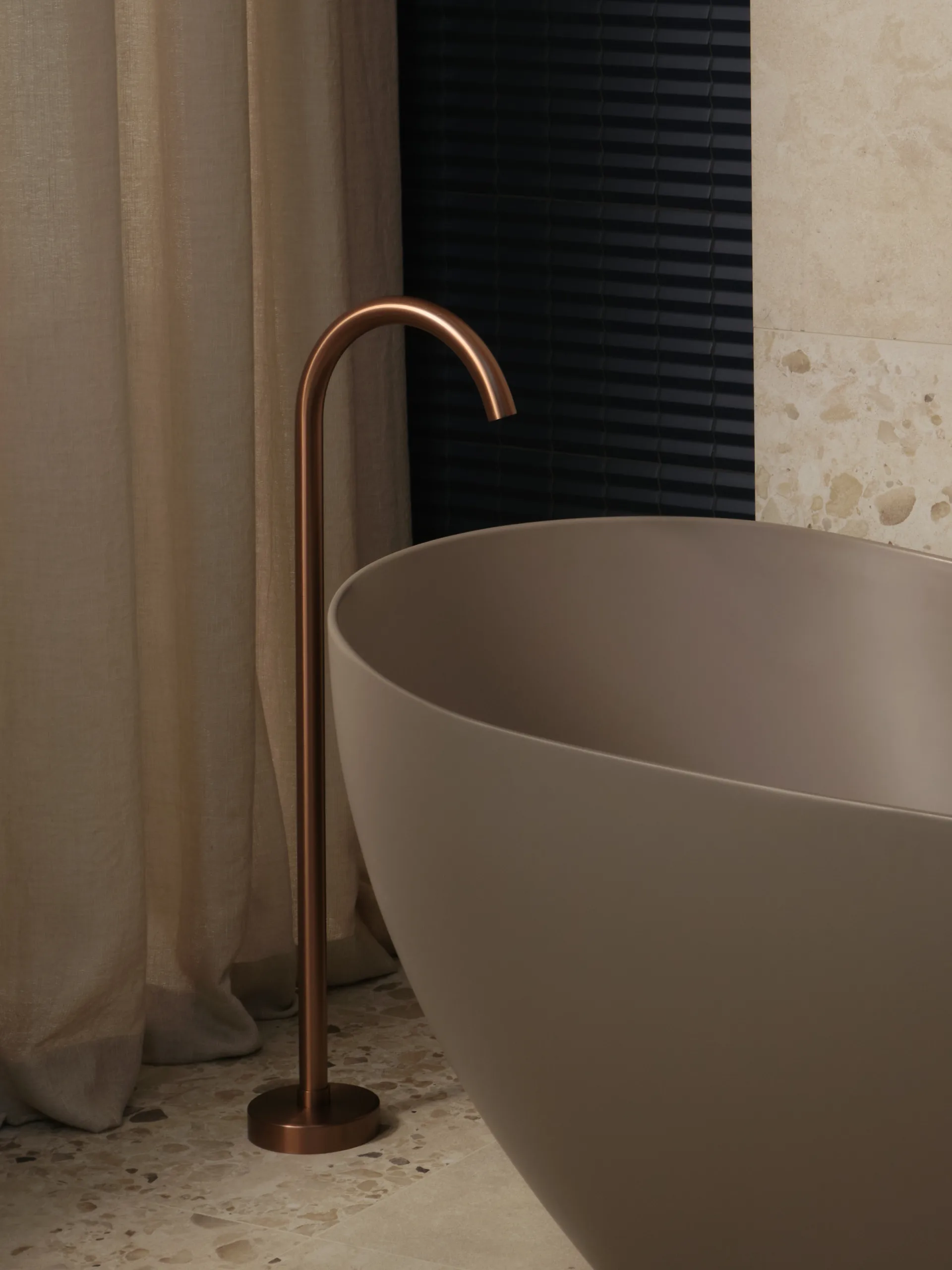 złota bateria wannowa stojąca na podłodze