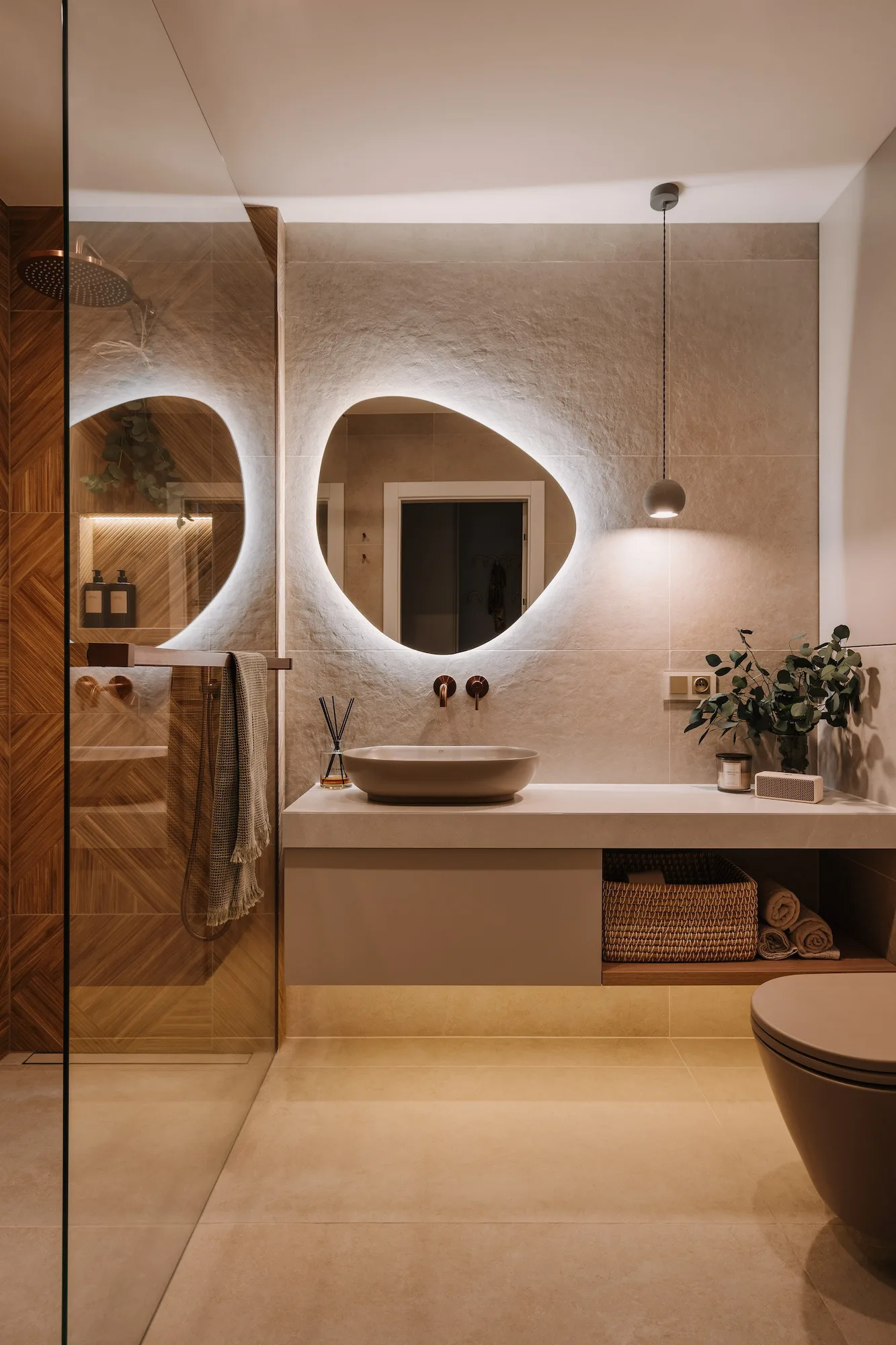 beżowo-drewniana łazienka