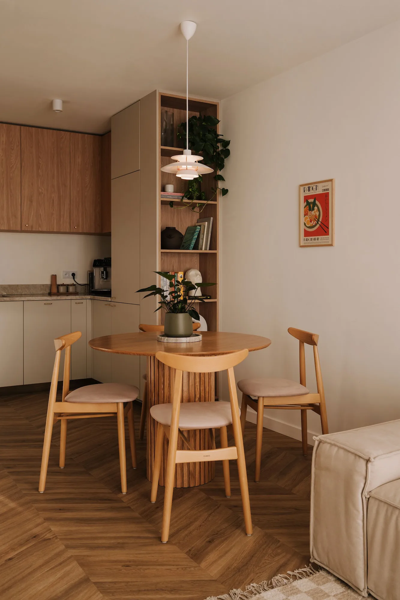 mała jadalnia z okrągłym stołem