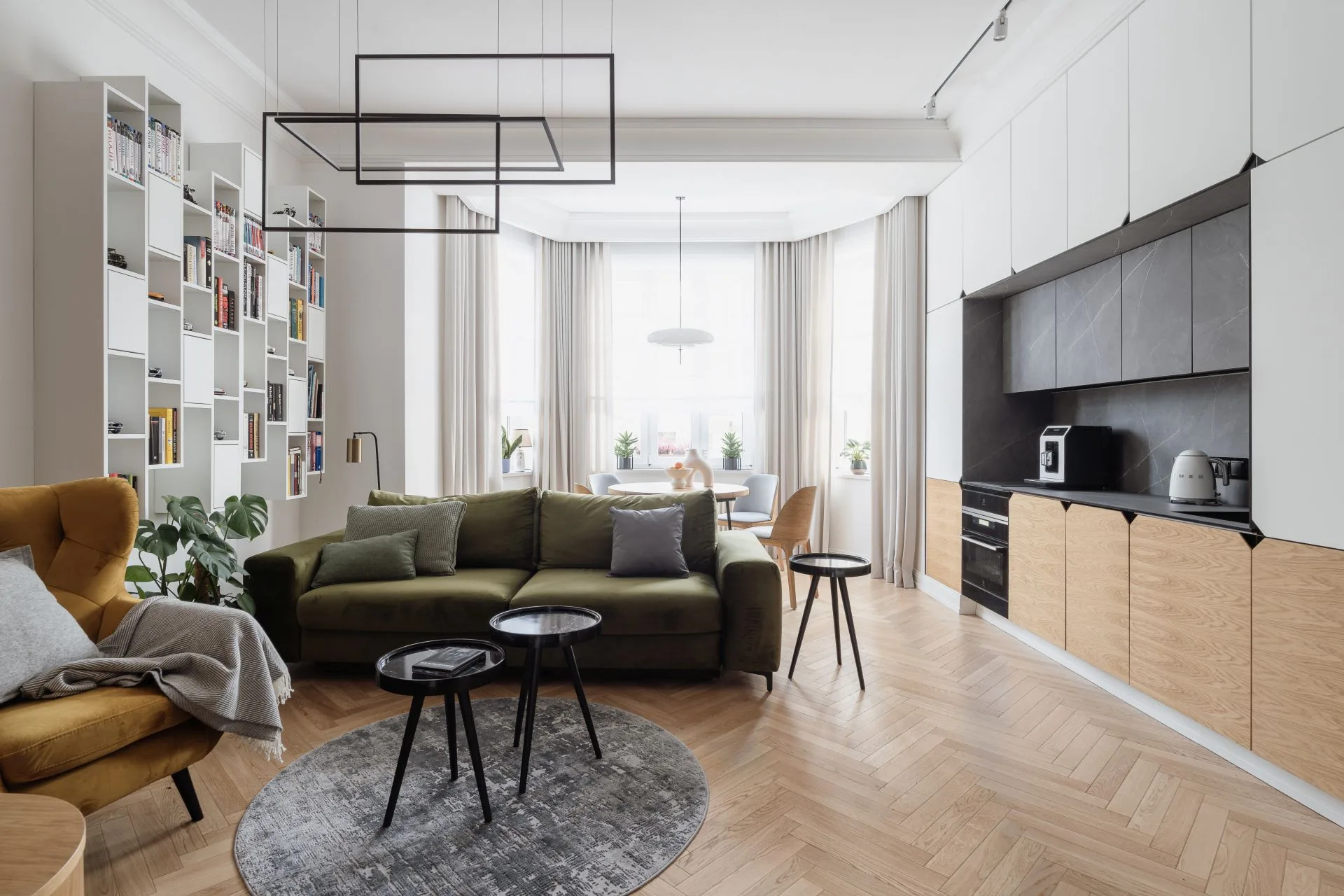 salon z aneksem kuchennym w małym mieszkaniu