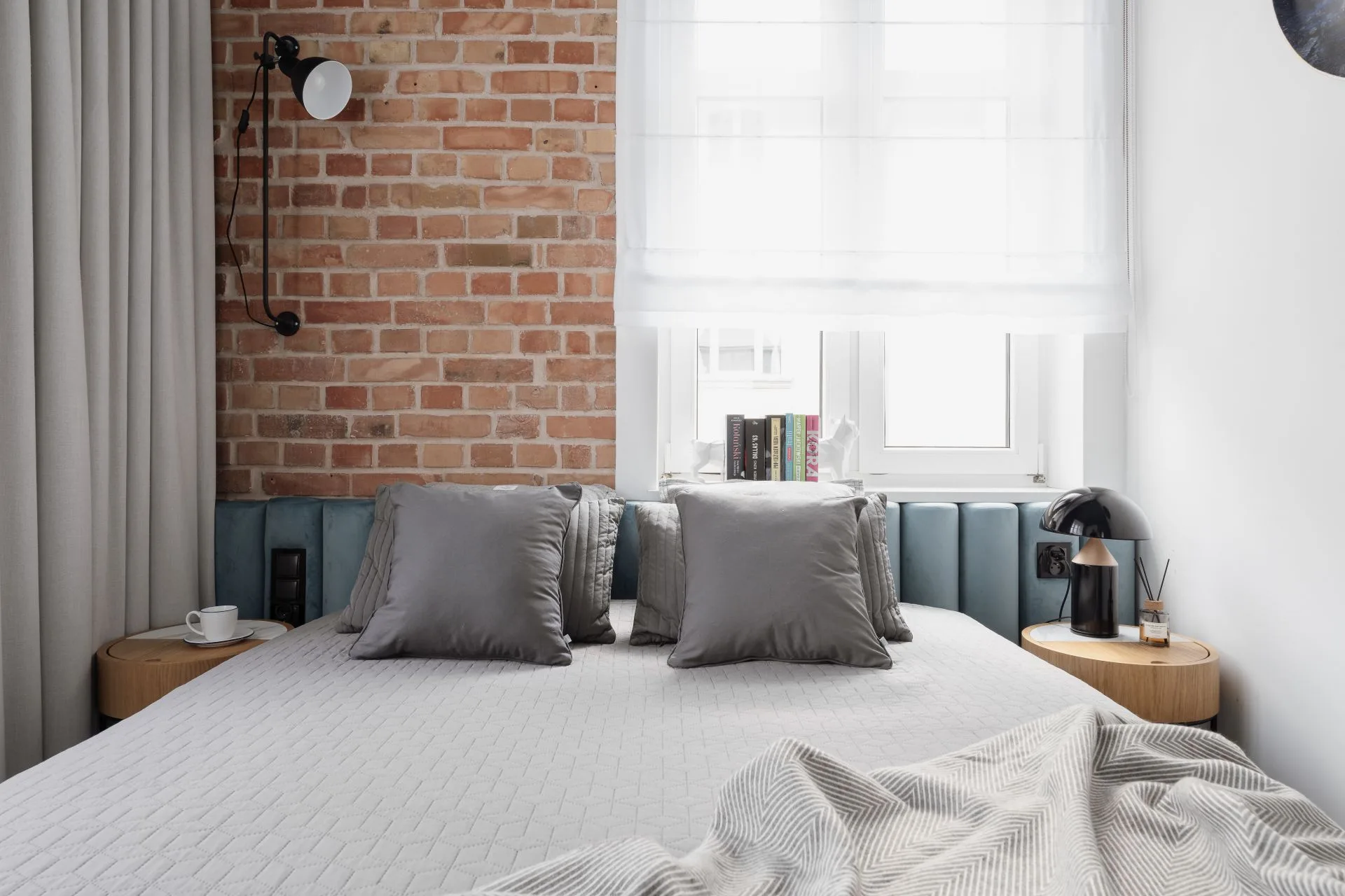sypialnia z czerwoną cegłą