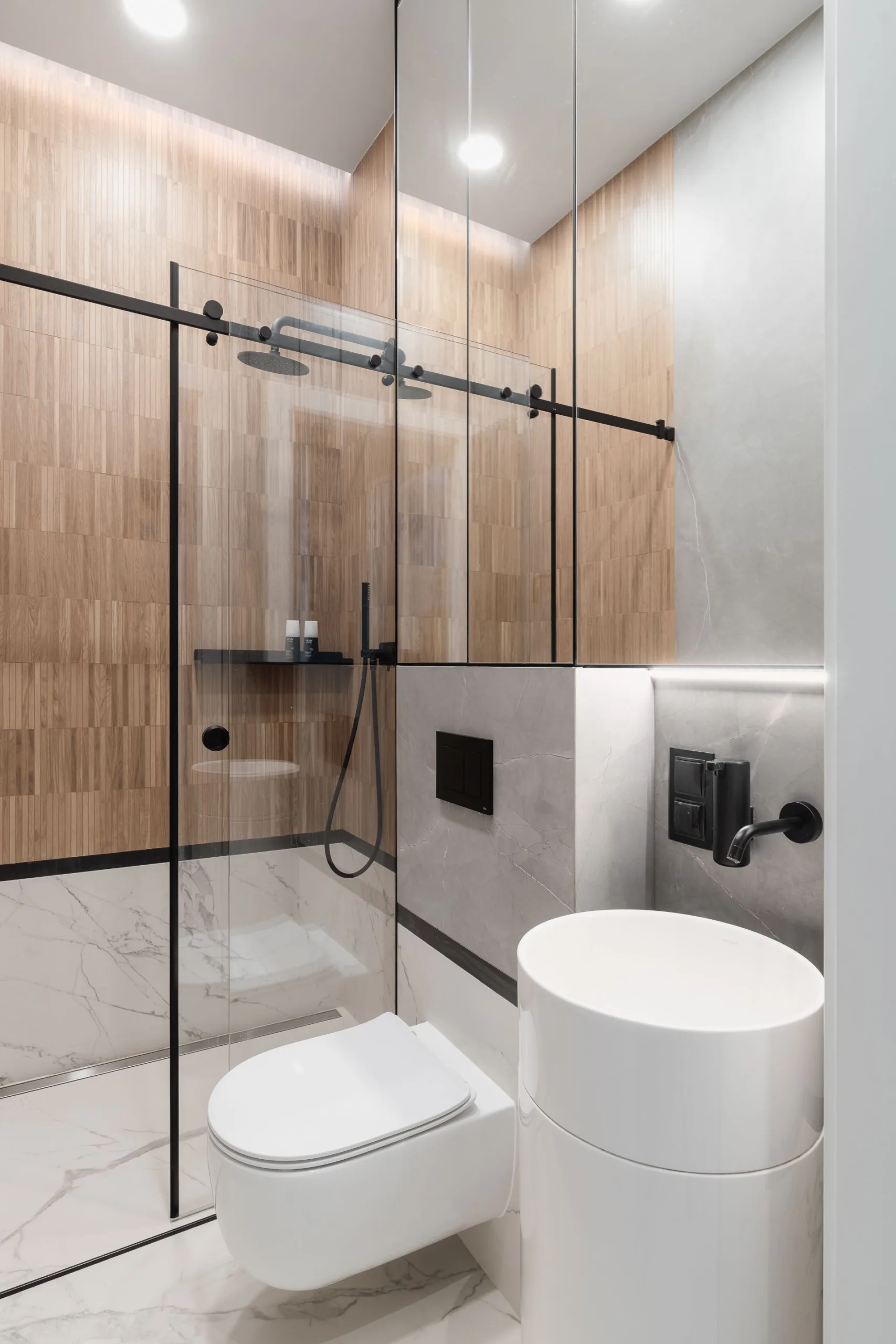 szaro-drewniana łazienka