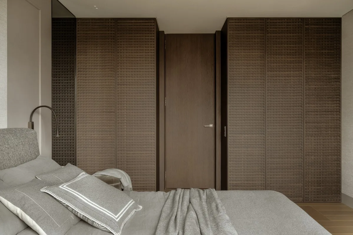 system drzwi ukrytych w sypialni