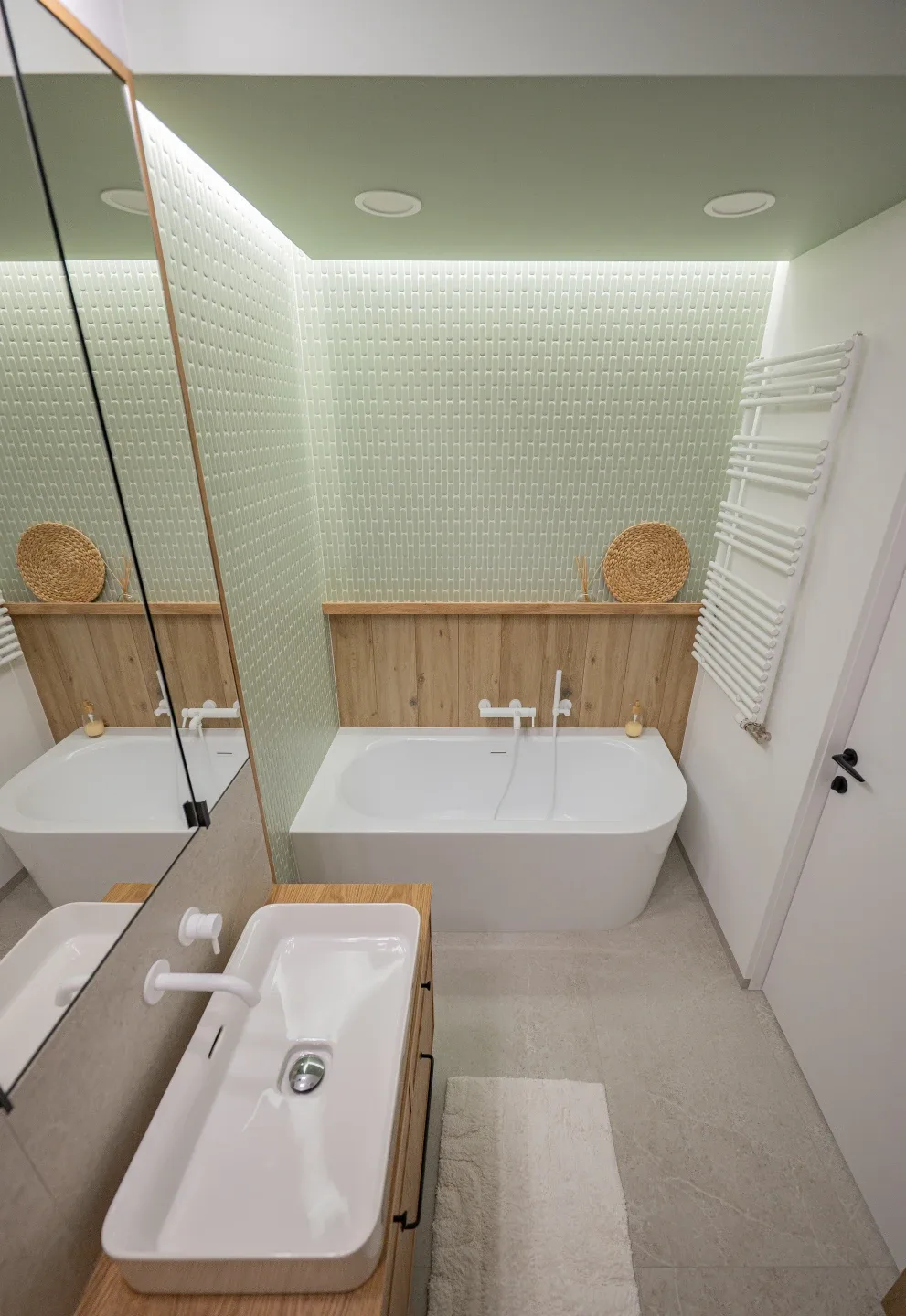 mała łazienka z wanną wolnostojącą