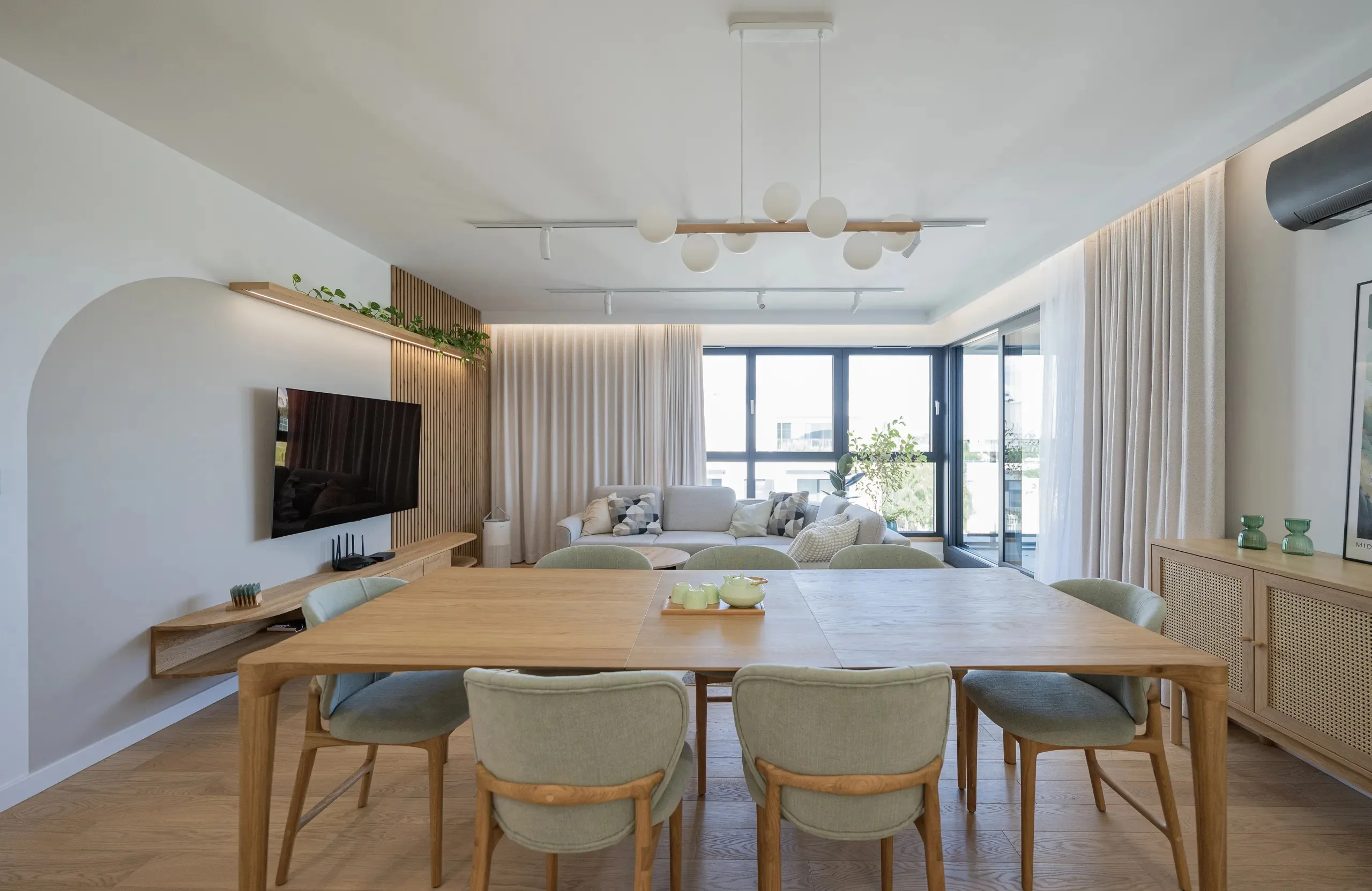 salon w nowoczesnym mieszkaniu w bloku