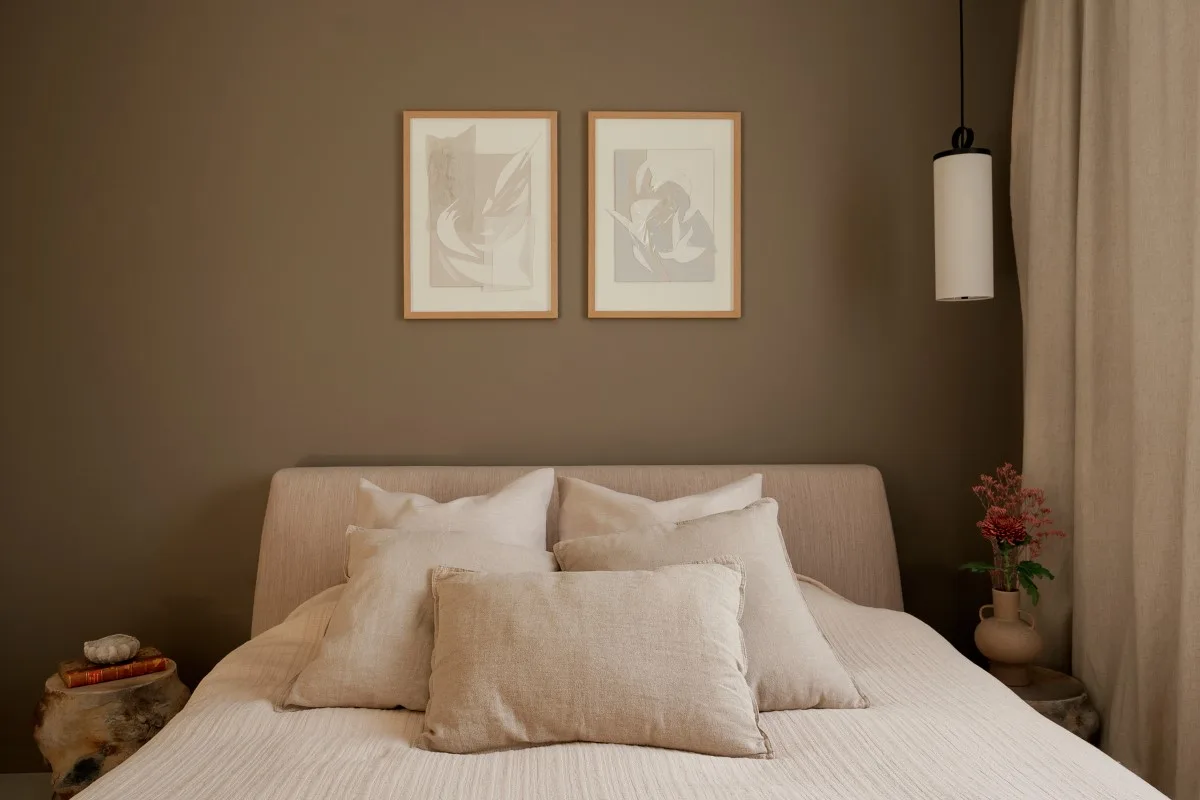 czekoladowy brąz w sypialni