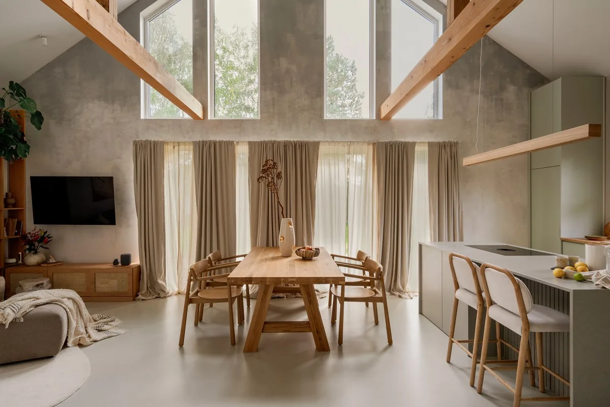 salon z dużymi oknami