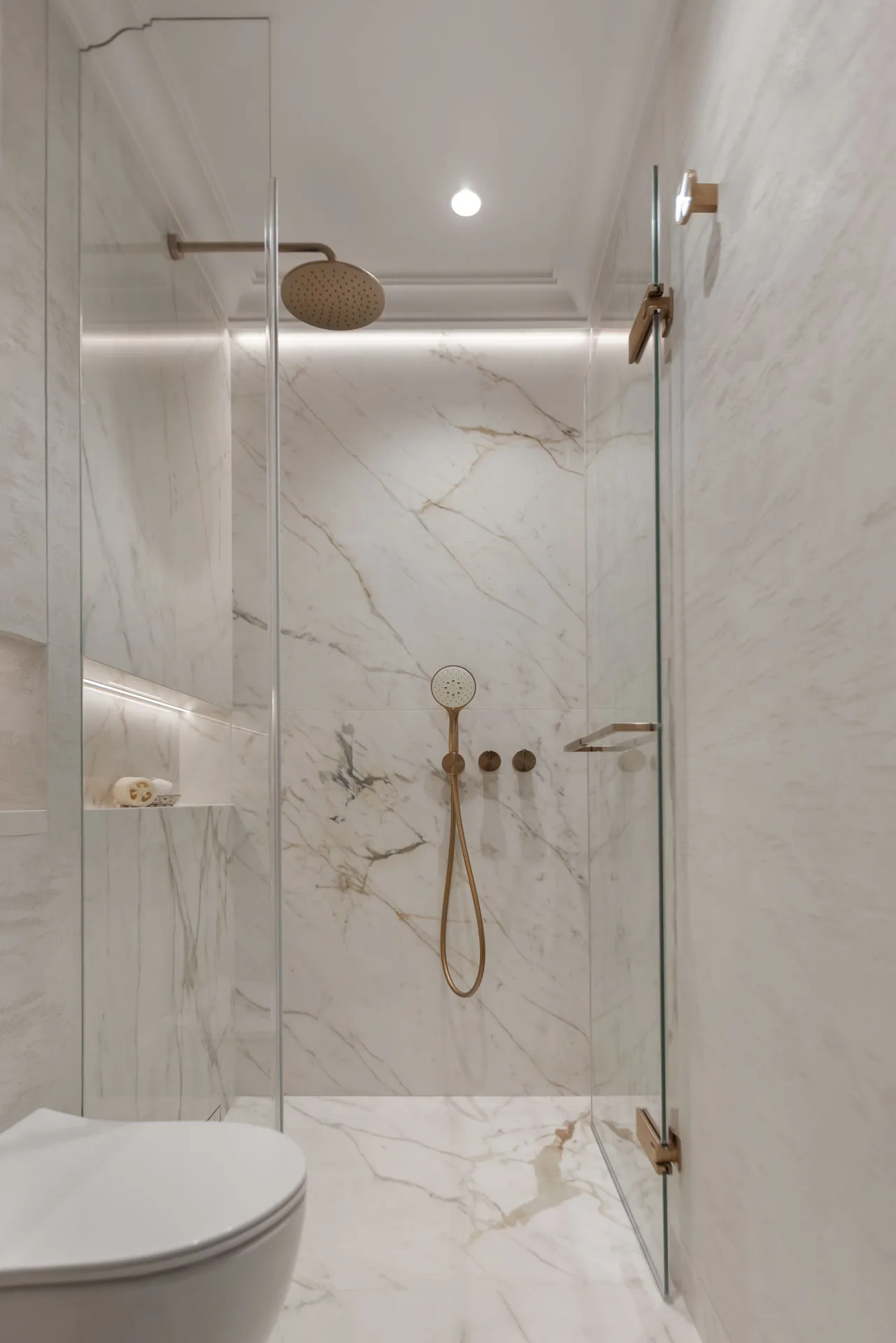 mała łazienka z prysznicem